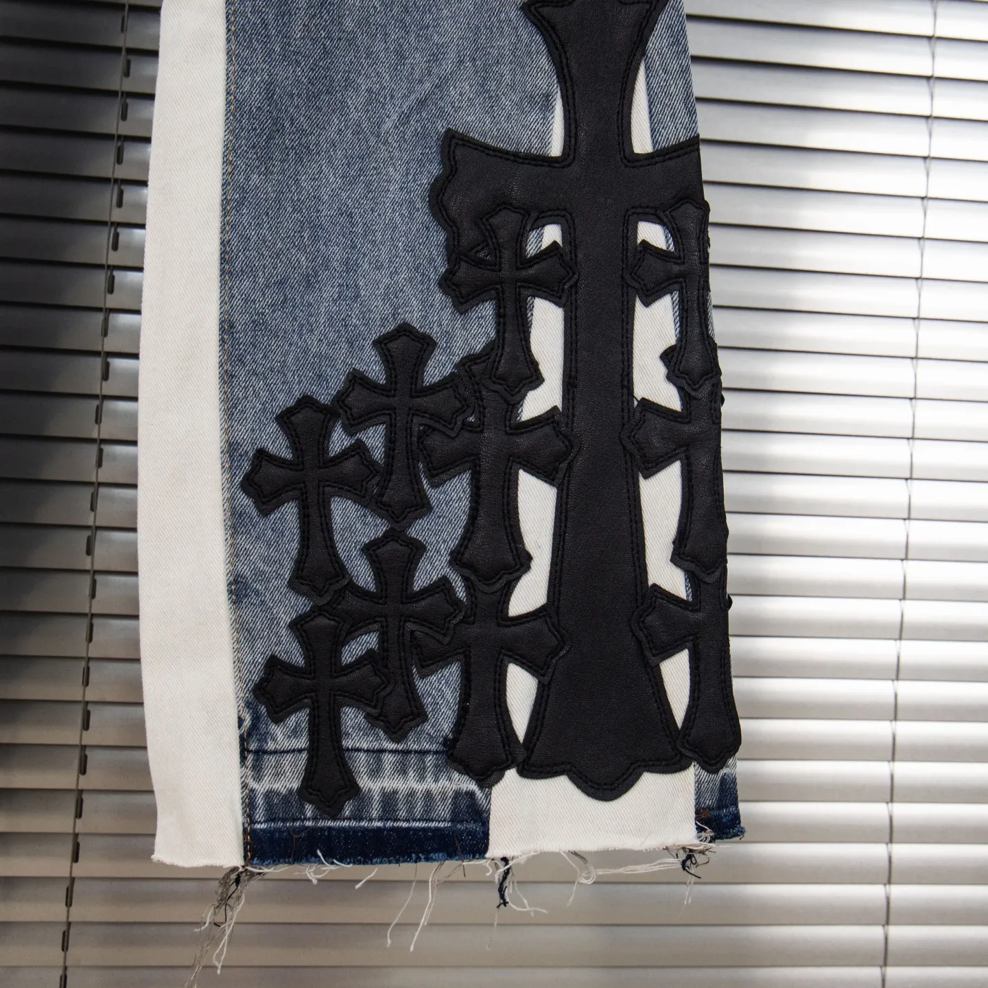 P270 Chrome Hearts Gallery 2025 new limited edition black large cross flared jeans are a hot item this season and are sought after by countless celebrities and fashionistas. The neat details of the cutting process add color to the playful fashion! The neat and meticulous design, and the well-fitting structure is unique. The upper body not only has outstanding recognition, but also looks younger and younger. A style with the ultimate wearing meaning and performance, gorgeous color matching, and the craftsmanship of this style is also extremely extraordinary. After the finished product is washed, it is disassembled and hand-made with sheepskin cross leather and then spliced ​​together to complete. The whole piece has too many craftsmanship to describe. It is decorated with patchwork cross flowers and high-waisted washed jeans! ! Absolutely high-end luxury product, a god-level single product, a super popular product, made by top heavy industry, a magic weapon that cannot be missed to hit the streets. Style number: 1845 Size: 28 30 32 34 36 Color: blue